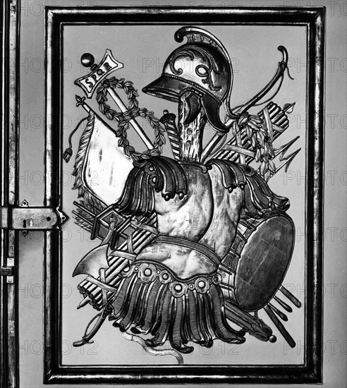 Leaf of door.  Warlike emblème, time Louis XV.