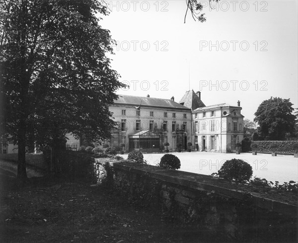 Premier Empire. La Malmaison. La cour d'honneur du château.