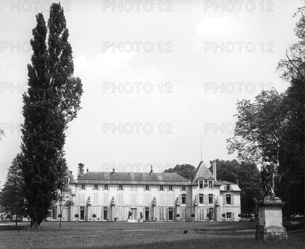 Premier Empire. La Malmaison. Façade du château sur les jardins.