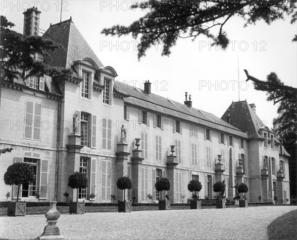 Premier Empire. La Malmaison. Façade du château sur les jardins.