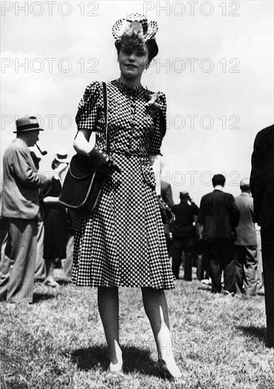 Mode : l 'élégance aux courses.  1941,