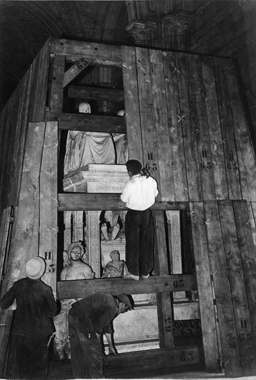 Basilique de Saint-Denis. 1939: on protège les tombeaux des rois.