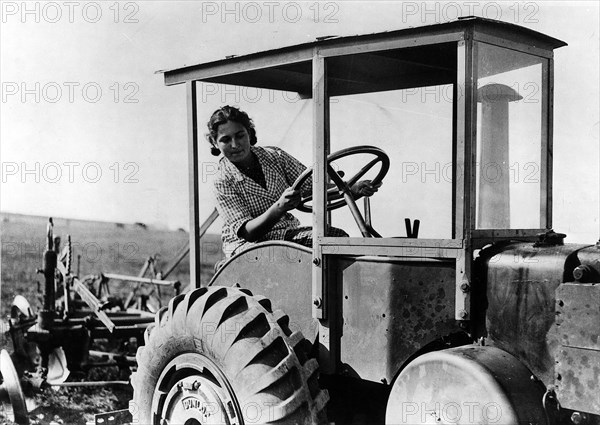 Guerre 1939-1945. Les femmes font la moisson.