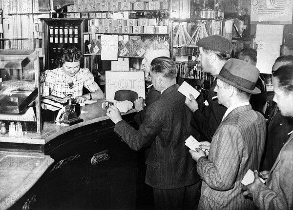 La France sous l'Occupation. Distribution de la ration de tabac.