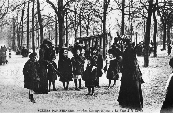 1900. La vie quotidienne à Paris : les jeux des enfants aux Tuileries.