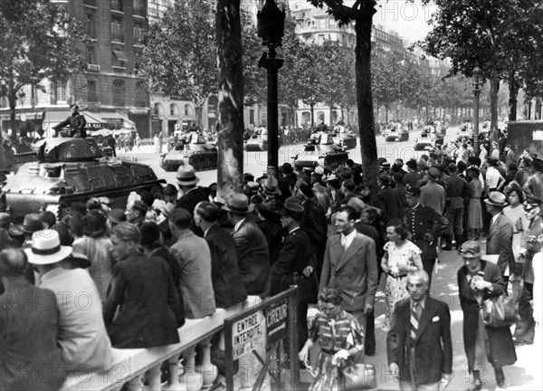 Défilé allemand sur les Champs-Elysées.