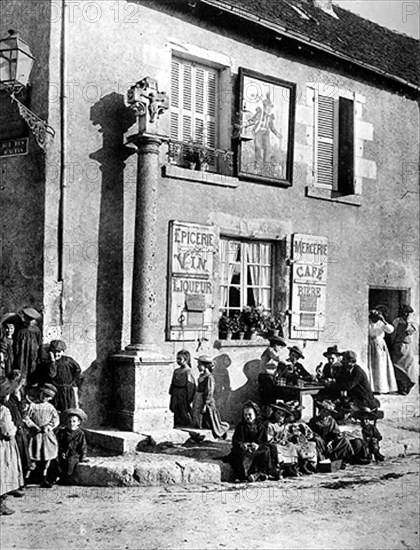 La vie quotidienne. Une rue de faubourg.