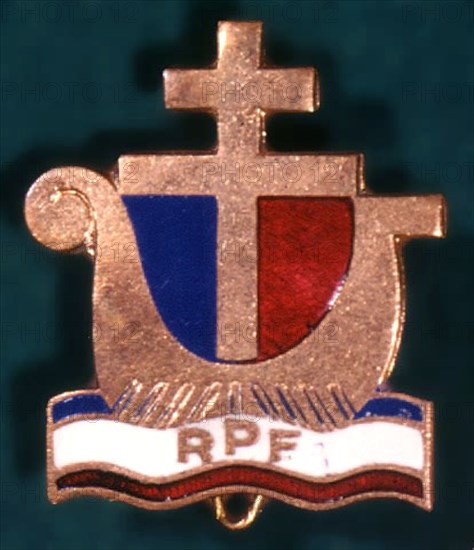 Affiche et insignes du R.P.F. (Fondé en avril 1947 par de Gaulle).