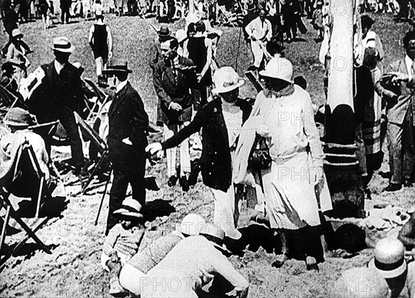 1925. La plage à Deauville.