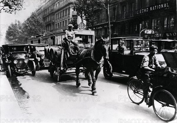 June 1924.  Everyday life.  Circulation in the streets of Paris.