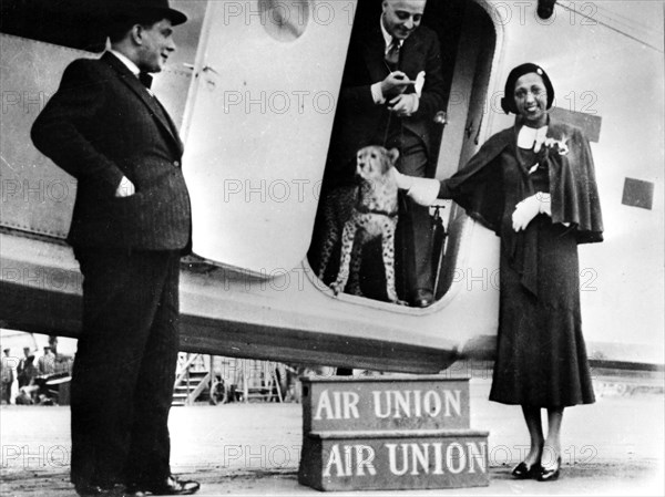 1930.  Air Union.  Joséphine Baker and his guépard.