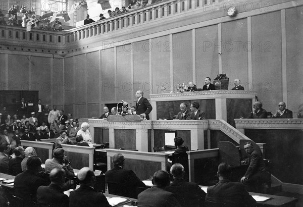 Leon Blum performing a speech at the LN, 1936