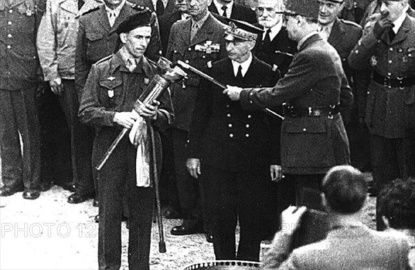 Le général de Gaulle ravivant la flamme à l'Arc de Triomphe