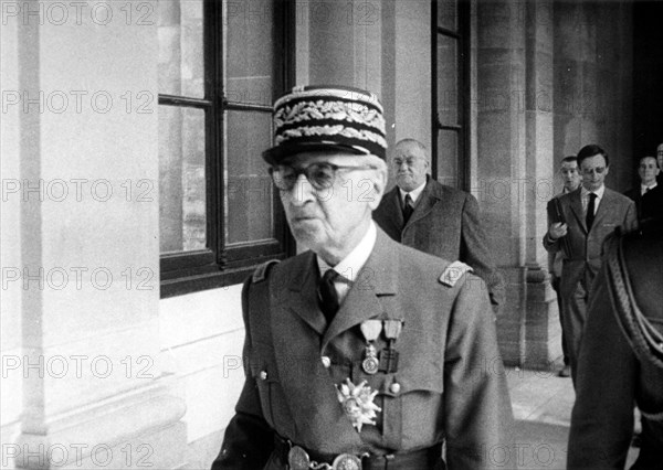 Le général Catroux arrivant au procès Zeller-Challe