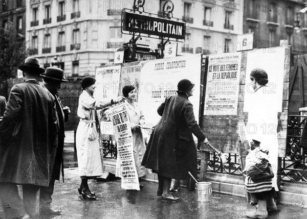 Années 30. Collage d'affiches pour le vote des femmes.