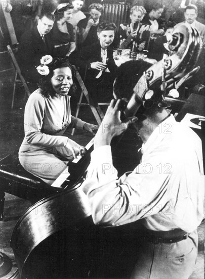 Mary Lou Williams joue au piano un Boogie-Woogie.