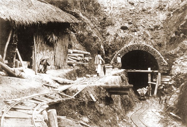 1900. Indo-China. Construction of a tunnel.