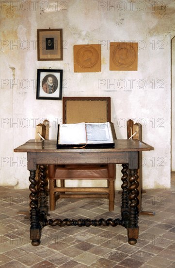 Tour de Michel de Montaigne, librairie, fauteuil et table de travail
