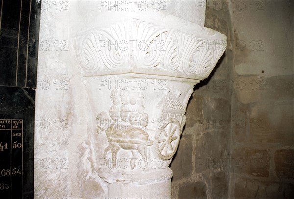 Chapiteau de la crypte de l'abbaye de Saint-Denis