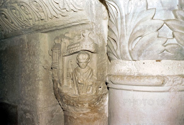 Evêque, chapiteau de la crypte de l'abbaye de Saint-Denis