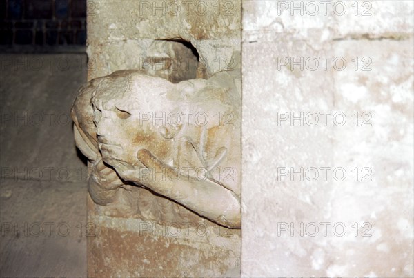 Chapiteau de la crypte de l'abbaye de Saint-Denis