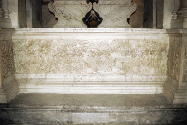 Basilique Saint Denis. Bas relief célébrant les victoires de François Ier.