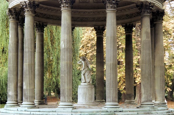Versailles. Parc du Petit Trianon : le Temple de l'Amour. Gros plan de l'intérieur avec Cupidon.