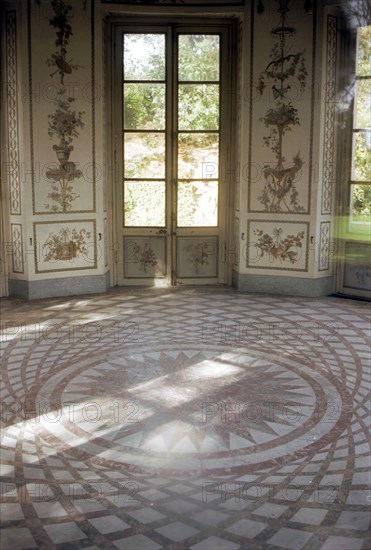 Versailles, le Belvédère sur la Rivière Enchantée, vue de l'intérieur, décoré de bouquets de fleurs peintes au naturel.