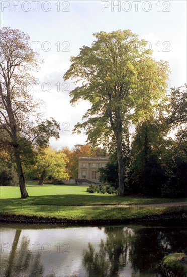 Vue du Petit Trianon depuis la Rivière Enchantée à Versailles