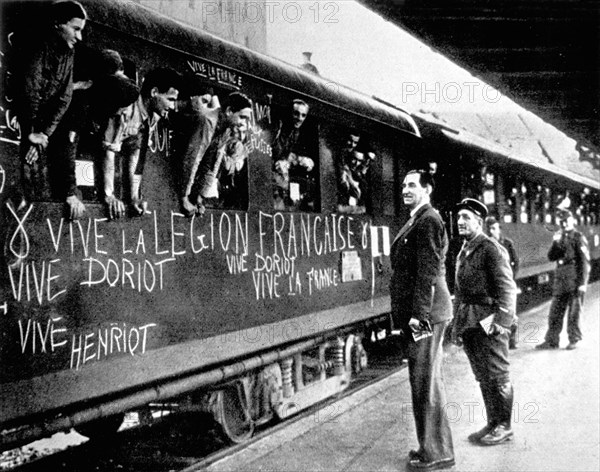 Philippe Henriot (1889-1944) assiste au départ de LVF pour le front