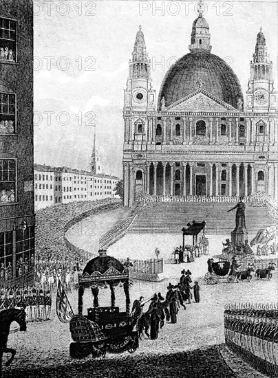 1805. Londres. Les funérailles de l'amiral Nelson (Horatio) 1758-1805. Le convoi arrive devant la cathédrale Saint-Paul.