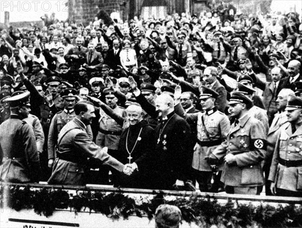 Hitler rencontrant et serrant la main à des religieux allemands