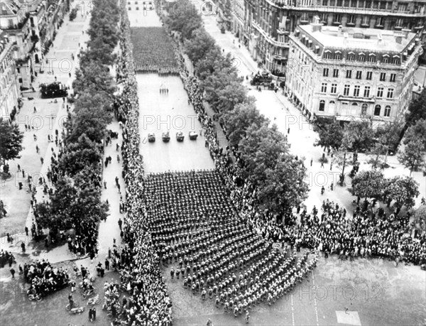 En route pour le Front, les troupes américaines traversent Paris