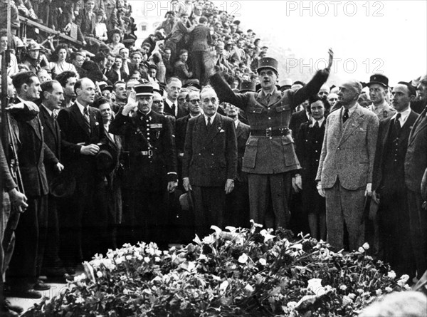 Le général de Gaulle à l'Arc de Triomphe