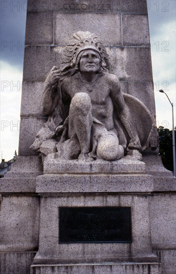 Monument dédié à la colonisation et à Samuel de Champlain.