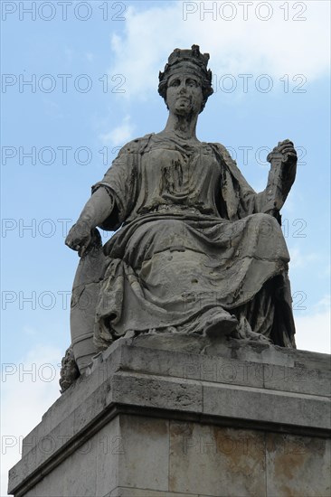 Statue on the Carrousel bridge.