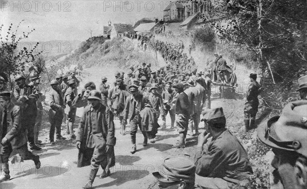 Le Chemin des Dames.  Une colonne de Prisonniers