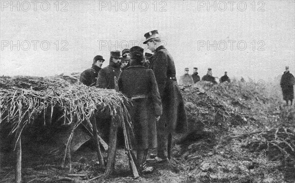 Le roi Albert dans une tranchée sur le front belge.