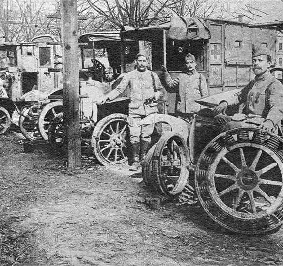 Pénurie de matière premières (caoutchouc). Les pneus sont remplacés par des roues à ressorts.