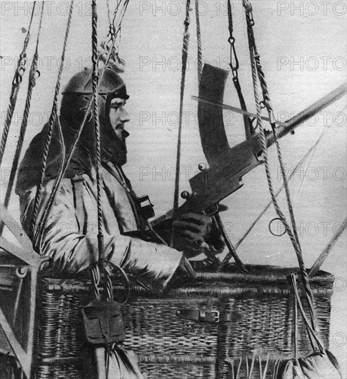 Observateur mitrailleur dans la nacelle d'une "saucisse" (ballon dirigeable).