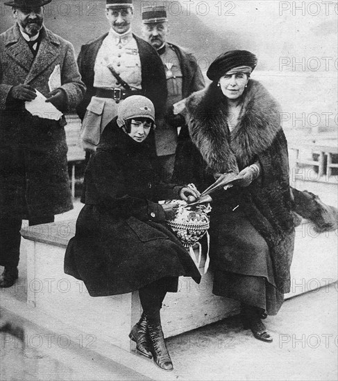 La reine Marie et la princesse Ileana sur le Danube pendant leur retour à Bucarest.