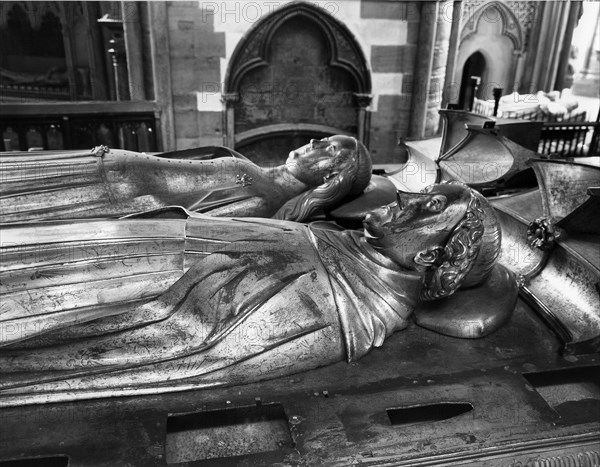 Sculpture of Richard II and Isabelle of Valois, daughter of the King of France, Charles VI.