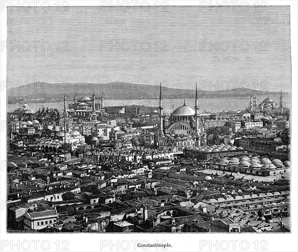 Turquie. Istanbul. Constantinople. Constantinople (latin : Constantinopolis, grec : ???sta?t????p???? - Konstantinoupolis) est l'appellation ancienne et historique de l'actuelle ville d'Istanbul en Turquie. Son nom original, Byzance (en grec : Byzantion, venant soit du terme grec buzo signifiant "resserré" en référence au Bosphore, soit du mot thrace désignant le « rivage » ), reste largement utilisé.