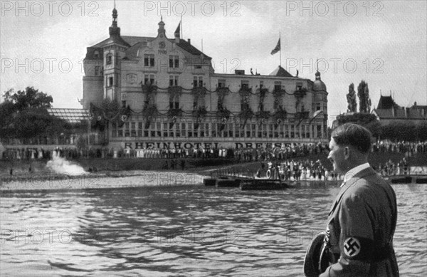 Adolf Hitler. Der Führer fährt auf dem Rhein zur Saarkundgebung 1934 auf dem Ehrenbreitstein. Le Führer voyage sur le Rhin.