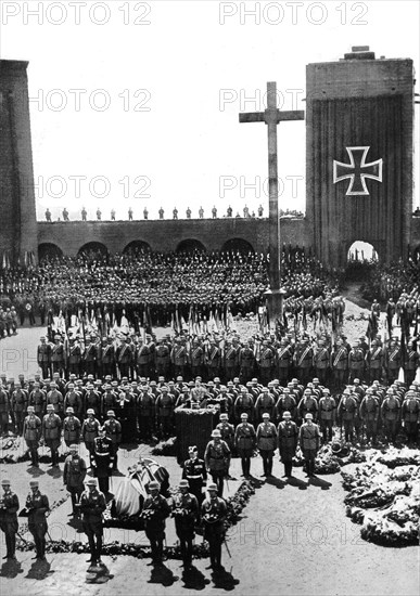 Adolf Hitler. Trauerfeier für Generalfeldmarschall v. Hindenburg im Ehrenhof des Tannenberg-Denkmals. Der Nachruf des Führers. Funéraille du maréchal von Hindenburg dans la Cour des Héros à Tannenberg.