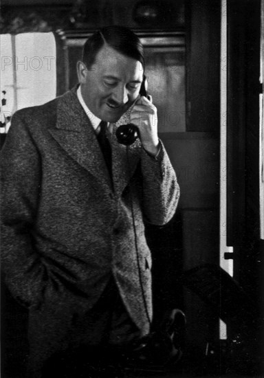 Adolf Hitler. Am morgen des 15. Januar 1935: Der Führer dankt dem Gauleiter Bürckel anläßlich des Saarsieges. Au matin du 15 janvier 193(? LE Fûhrer remercie le Gauleiter Bürckel à l'occasion de la victoire de la Sarre.