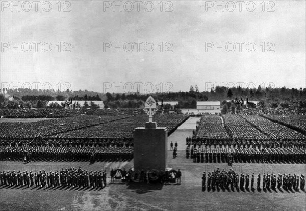 Adolf Hitler. Das Heer der Arbeit. Reichsparteitag 1935. L'armée du travail au Congrès du Parti en 1935.