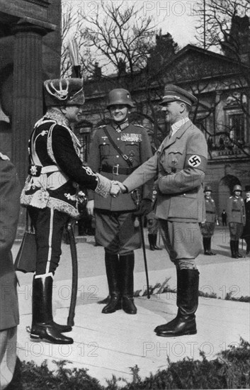 Adolf Hitler. Heldengedenktag 1935. Vor dem Ehrenmal in Berlin. Journée des Héros en 1935, devant le monument à Berlin.