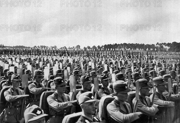 Adolf Hitler. Reichsparteitag 1935. Die Arbeitssoldaten. Le Fête du Parti en 1935. Les soldats du travail.