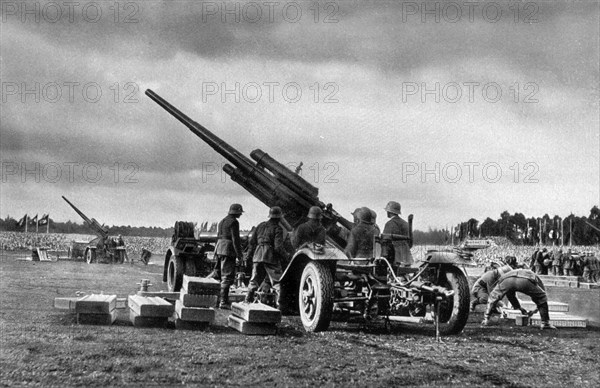 Adolf Hitler. Tag der Wehrmacht 1935 in Nürnberg: Flugabwehrgeschütze in Stellung. Jour de l'Armée 1935 à Nuremberg. Canons de défense aérienne.